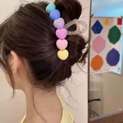 مشبك شعر اكليريك بتصميم قلوب ملونة متتالية للبنات والسيدات، إكسسوارات شعر مبهجة وعصرية بستايل كوري (Colorful Candy Hearts Hair Claw Clip)